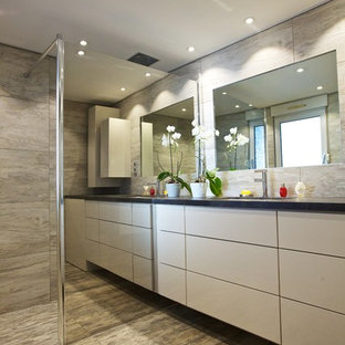 Aménagement d'une salle d'eau contemporaine de taille moyenne avec une douche à l'italienne, un carrelage gris, un mur gris et un lavabo intégré.