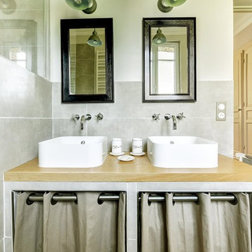 Une salle de bain aux couleurs naturelles et aux détails contrastés.