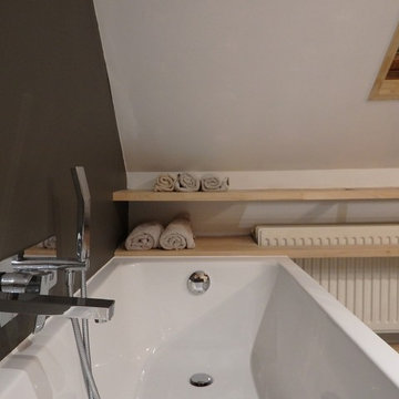 Une salle de bain sous pente de 9 m²