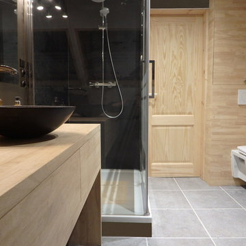 Une salle de bain sous pente de 9 m²