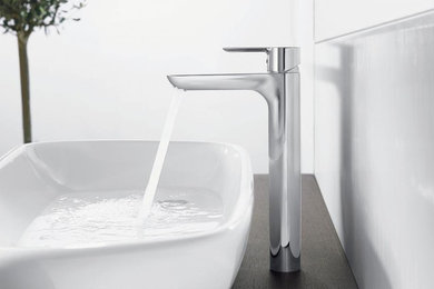 Стильный дизайн: ванная комната в современном стиле с накладной раковиной - последний тренд