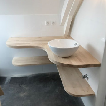Vasque posée sur plan de toilette en bois