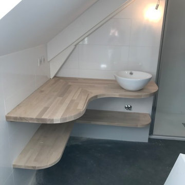Vasque posée sur plan de toilette en bois