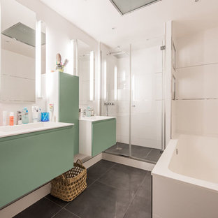 Esempio di una grande stanza da bagno padronale contemporanea con ante verdi, vasca da incasso, doccia alcova, piastrelle bianche, piastrelle in ceramica, pareti bianche, pavimento con piastrelle in ceramica, lavabo a consolle, pavimento grigio, porta doccia a battente, due lavabi e mobile bagno sospeso