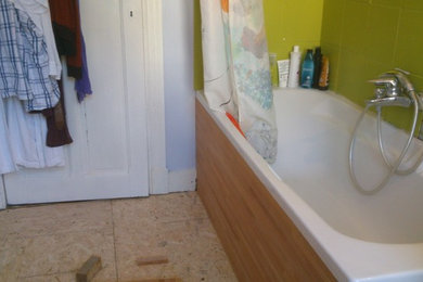 Modelo de cuarto de baño principal actual con baldosas y/o azulejos blancos