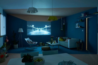 Inspiration pour une salle de cinéma nordique de taille moyenne avec un mur bleu, parquet peint et un écran de projection.