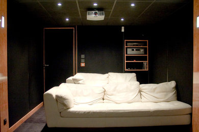 Cette photo montre une salle de cinéma chic.