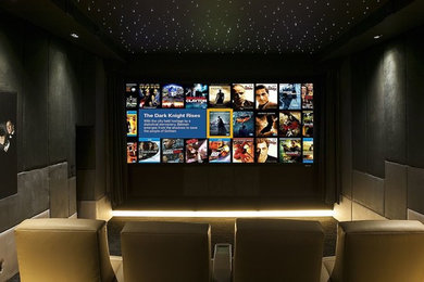Foto de cine en casa minimalista con pantalla de proyección