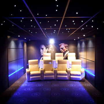 Salle de cinéma privée sur le thème de James Bond !