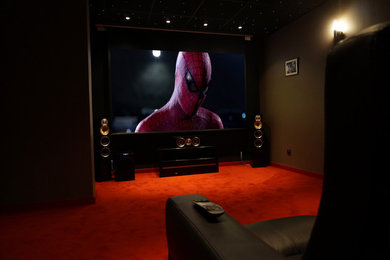 Cette photo montre une salle de cinéma moderne.