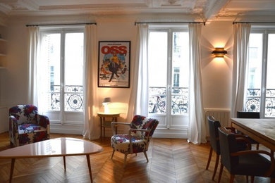 パリにあるおしゃれなファミリールームの写真