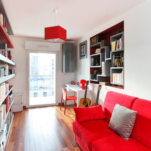 Idées déco pour une grand salle de séjour avec une bibliothèque ou un coin lecture contemporaine fermée avec un mur blanc et un sol en bois brun.