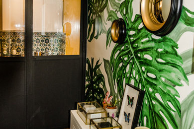 Diseño de sala de estar contemporánea de tamaño medio sin chimenea con paredes verdes, suelo de madera en tonos medios y suelo marrón