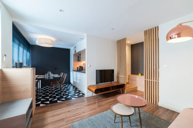 Inspiration pour une salle de séjour vintage de taille moyenne et ouverte avec un mur beige et un sol en bois brun.
