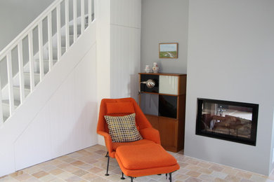 Inspiration pour une salle de séjour vintage de taille moyenne et ouverte avec un mur gris et une cheminée standard.