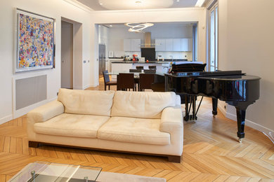 Foto de sala de estar abierta contemporánea grande sin chimenea y televisor con paredes blancas y suelo de madera clara