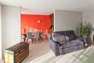 Inspiration pour une salle de séjour design de taille moyenne et ouverte avec un mur gris et sol en stratifié.