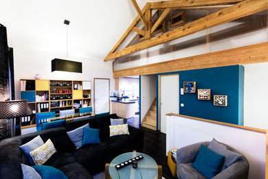Idées déco pour une salle de séjour contemporaine de taille moyenne et ouverte avec un mur bleu, un sol en carrelage de céramique et un sol noir.