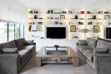 Immagine di un soggiorno minimal con pareti bianche e TV autoportante