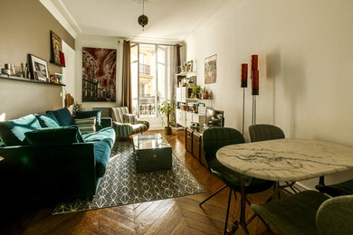 Mittelgroßes, Abgetrenntes Eklektisches Wohnzimmer ohne Kamin mit brauner Wandfarbe, braunem Holzboden und freistehendem TV in Paris