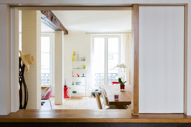 Idées déco pour une grande salle de séjour contemporaine ouverte avec un mur blanc et parquet clair.