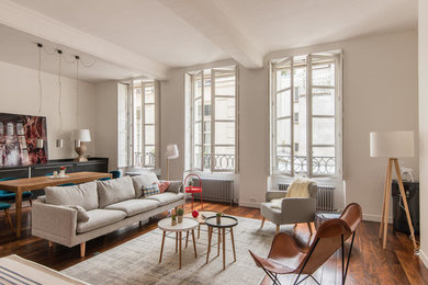 Exemple d'une grande salle de séjour tendance ouverte avec un mur blanc, un sol en bois brun et un sol marron.