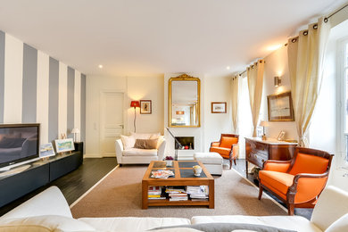 Ispirazione per un grande soggiorno tradizionale chiuso con pareti bianche, pavimento in legno verniciato, camino classico e TV autoportante