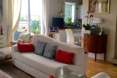 Imagen de sala de estar abierta romántica de tamaño medio con suelo de madera clara y paredes grises