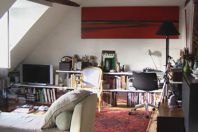 Foto de sala de estar abierta actual de tamaño medio con paredes blancas, suelo de madera clara y televisor independiente