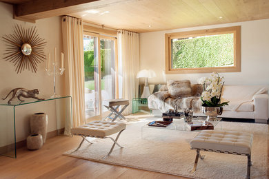 Foto de sala de estar actual con paredes beige y suelo de madera clara