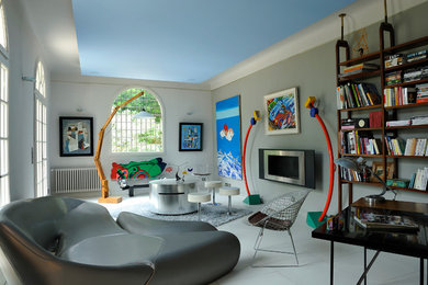 Foto de sala de estar con biblioteca cerrada ecléctica de tamaño medio con paredes grises y suelo de baldosas de cerámica