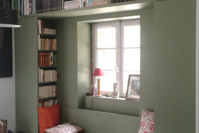 Exemple d'une très grande salle de séjour tendance avec une bibliothèque ou un coin lecture.