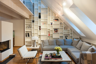 Aménagement d'une salle de séjour contemporaine ouverte avec une bibliothèque ou un coin lecture, un mur blanc, une cheminée d'angle et aucun téléviseur.