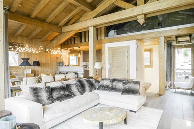 Exemple d'une grande salle de séjour montagne ouverte avec un sol en bois brun, une cheminée ribbon, un manteau de cheminée en béton et un téléviseur encastré.