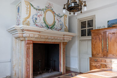 Réalisation d'une salle de séjour tradition avec une cheminée standard.