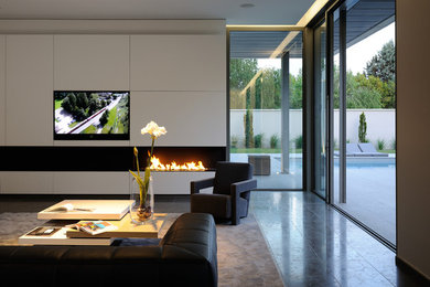 Inspiration pour une grande salle de séjour design avec un téléviseur encastré et une cheminée ribbon.
