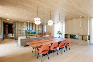 Ejemplo de sala de estar abierta contemporánea grande con suelo de madera clara y suelo marrón