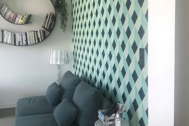 Mittelgroßes, Offenes Modernes Wohnzimmer mit beiger Wandfarbe, TV-Wand und grauem Boden in Le Havre