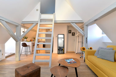 Inspiration pour une salle de séjour urbaine de taille moyenne et ouverte avec un téléviseur indépendant et un mur blanc.