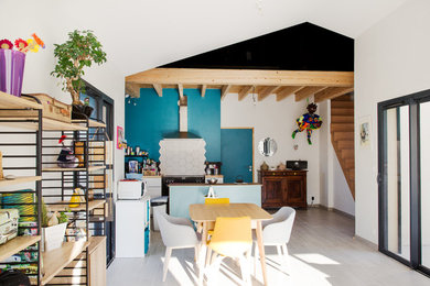 Exemple d'une salle à manger tendance de taille moyenne avec un mur bleu, un sol en carrelage de céramique, aucune cheminée et un sol beige.