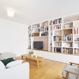 Aménagement d'une salle de séjour contemporaine avec un mur blanc, un sol en bois brun, un téléviseur encastré et un sol marron.
