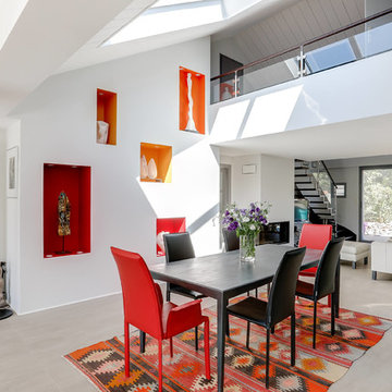Contemporaine aux volumes généreux