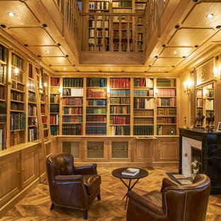 Exemple d'une salle de séjour chic avec un mur marron, un sol en bois brun, une cheminée standard et un sol marron.