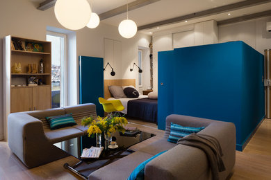 Idées déco pour une salle de séjour contemporaine de taille moyenne et ouverte avec un mur blanc et un sol en bois brun.