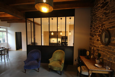 Diseño de sala de estar cerrada urbana de tamaño medio sin chimenea y televisor con suelo de cemento y suelo gris