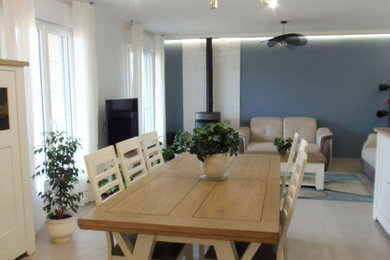 Idées déco pour une salle à manger moderne de taille moyenne avec un mur beige, un sol en carrelage de céramique, un poêle à bois, un sol gris et un plafond décaissé.