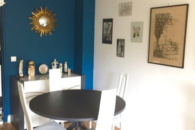 Idée de décoration pour une salle à manger tradition de taille moyenne avec un mur bleu, parquet clair, aucune cheminée et un sol marron.