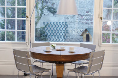 Источник вдохновения для домашнего уюта: большая столовая в стиле модернизм с белыми стенами и серым полом