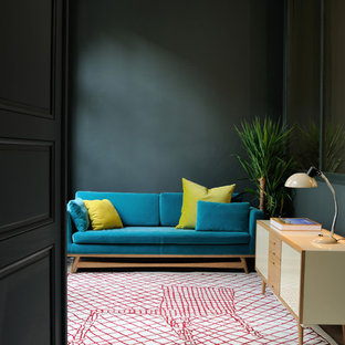 Idée de décoration pour une salle de séjour design de taille moyenne et fermée avec un mur vert, un sol en bois brun, aucune cheminée et aucun téléviseur.