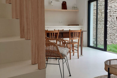 Diseño de sala de estar marinera de tamaño medio con suelo de cemento y suelo blanco